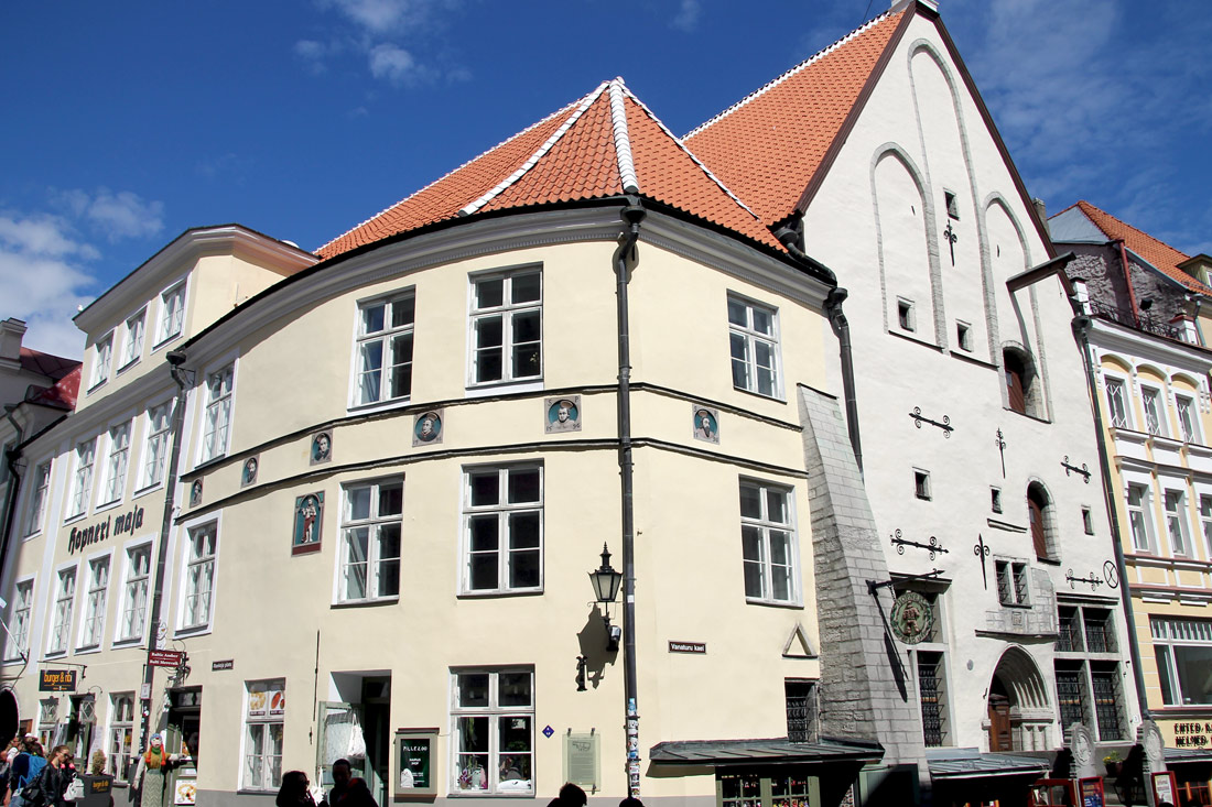 Таллин, Raekoja plats, 18 / Vanaturu kael, 3