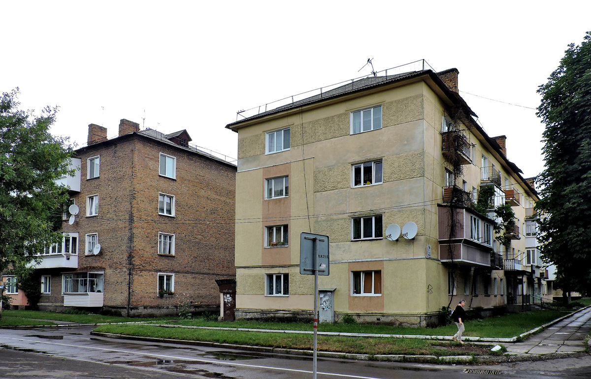 Червоноград, Бульвар Грушевского, 7А; Улица Клюсовская, 5