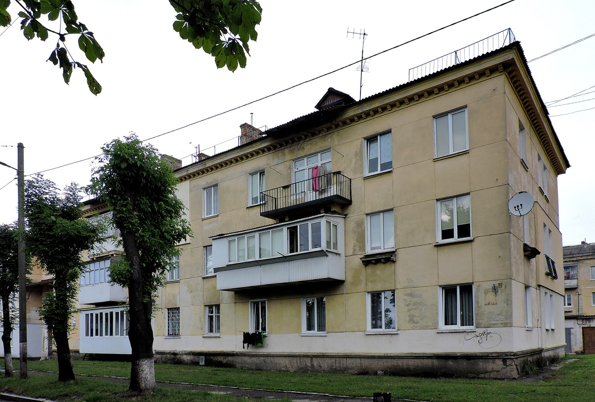 Червоноград, Улица Черновола, 2 / Улица Героев Майдана, 3-5-7