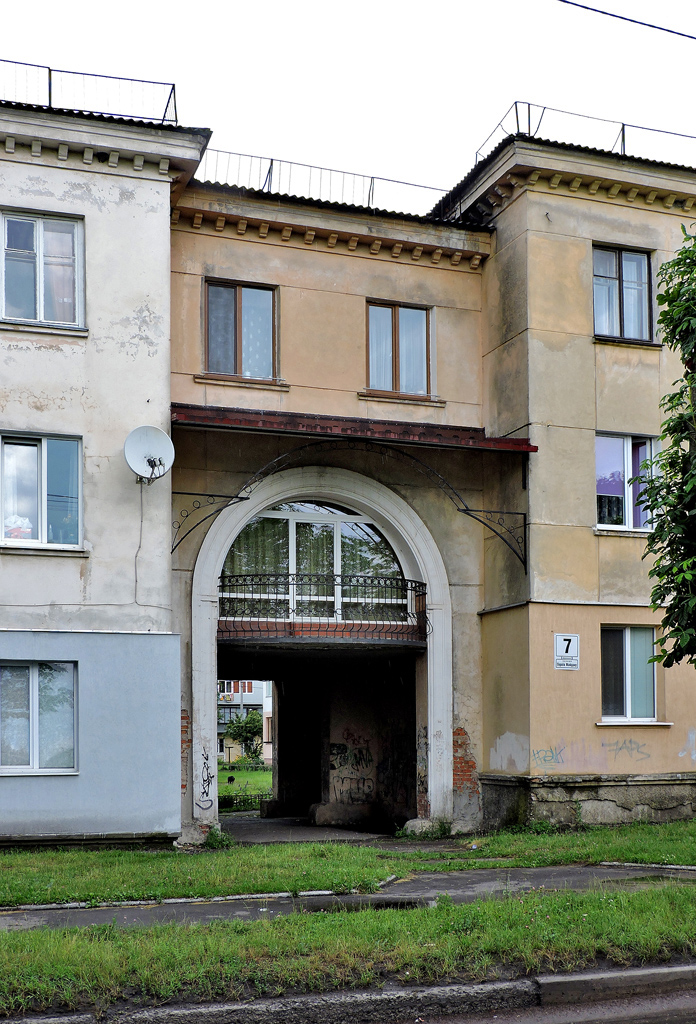 Червоноград, Улица Черновола, 2 / Улица Героев Майдана, 3-5-7