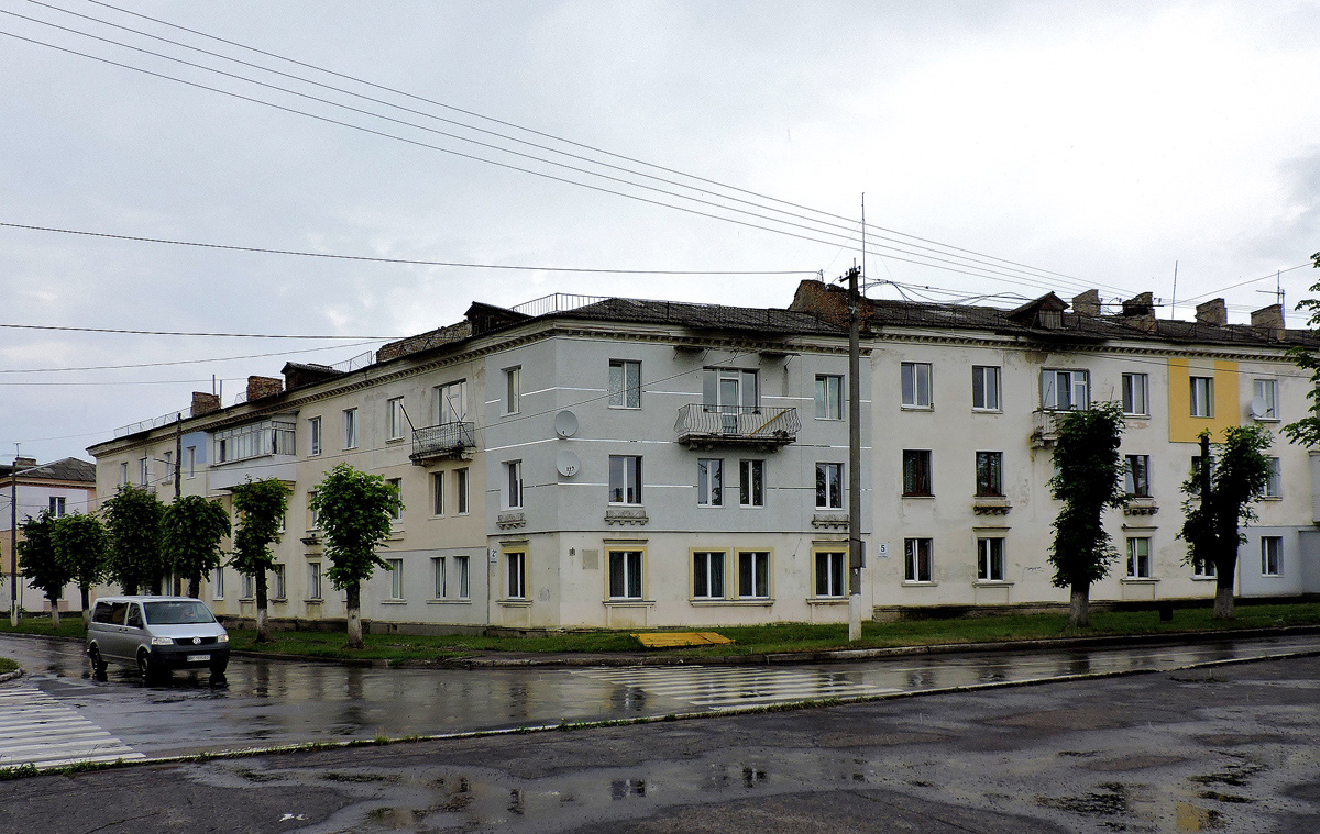 Червоноград, Улица Черновола, 2 / Улица Героев Майдана, 3-5-7