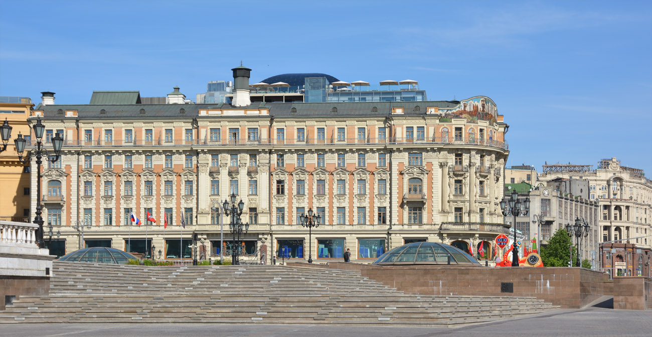 Москва, Моховая улица, 15 / Тверская улица, 1