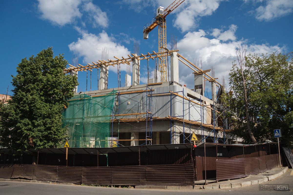 Казань, Улица Николая Столбова, 1 / Улица Галиаскара Камала, 3