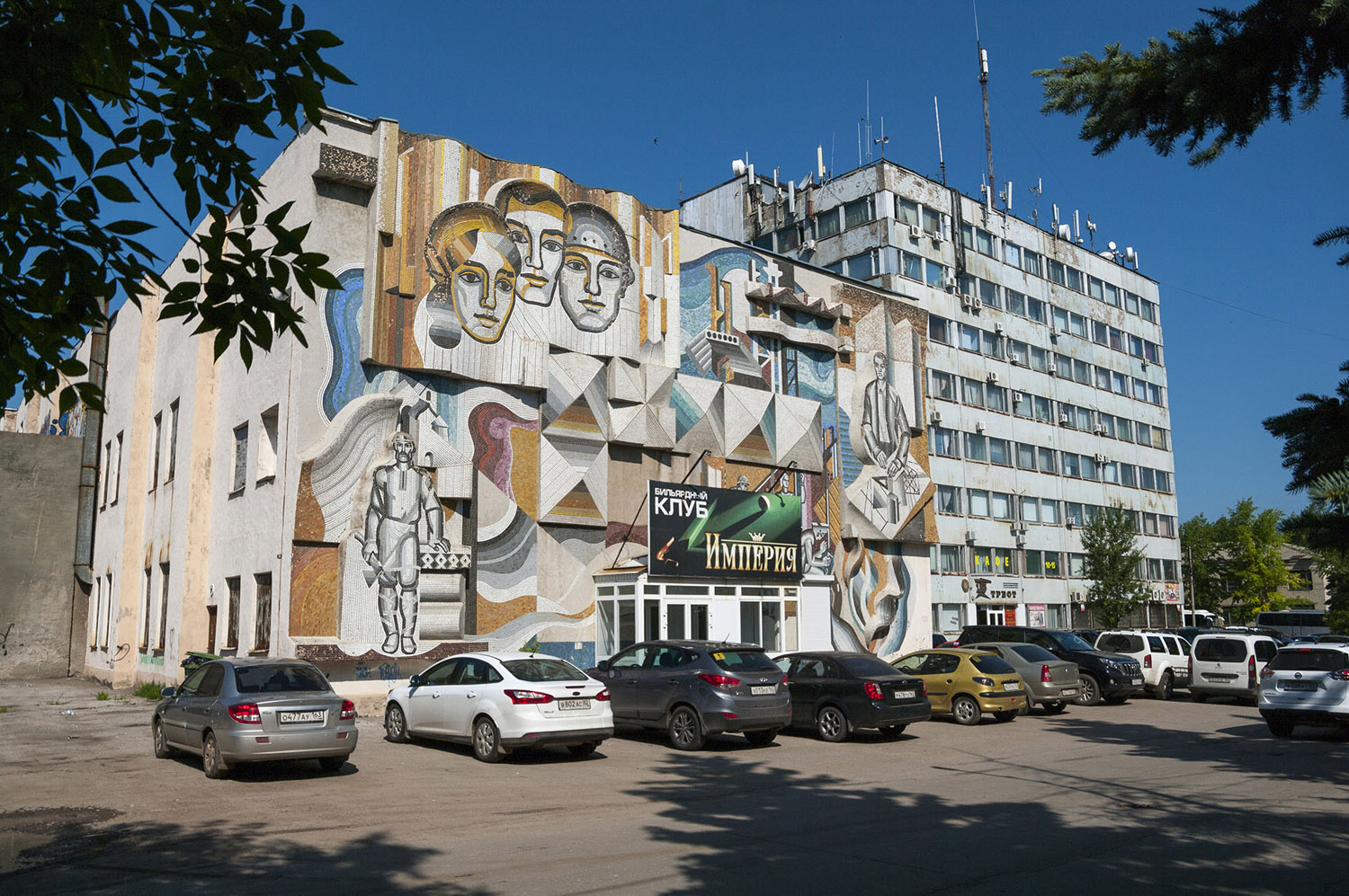 Новокуйбышевск, Улица Миронова, 31А. Монументальное искусство (мозаики, росписи, барельефы, сграфито)
