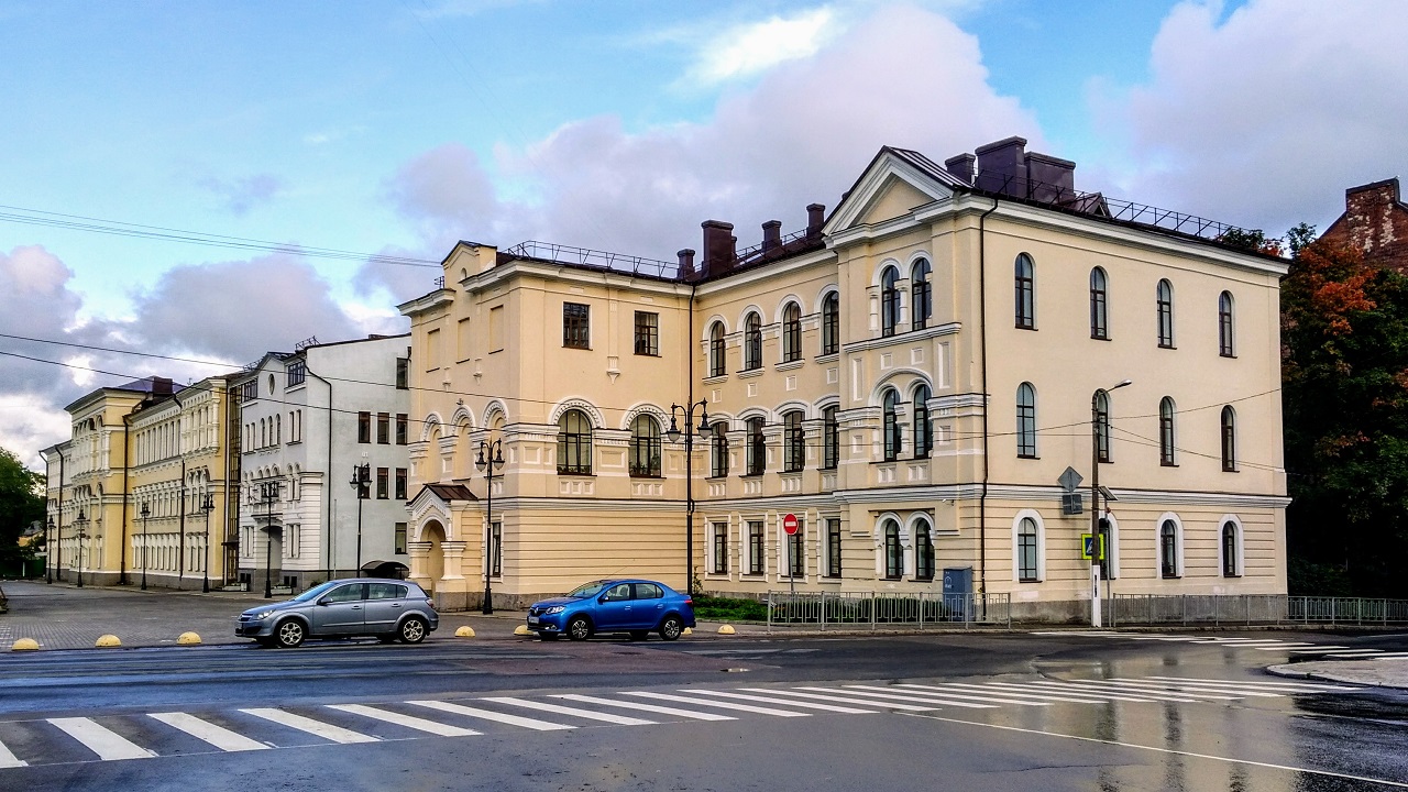 Выборг, Выборгская улица, 34 / улица П. Ф. Ладанова, 3; Улица П. Ф. Ладанова, 3; Крепостная улица, 25/27
