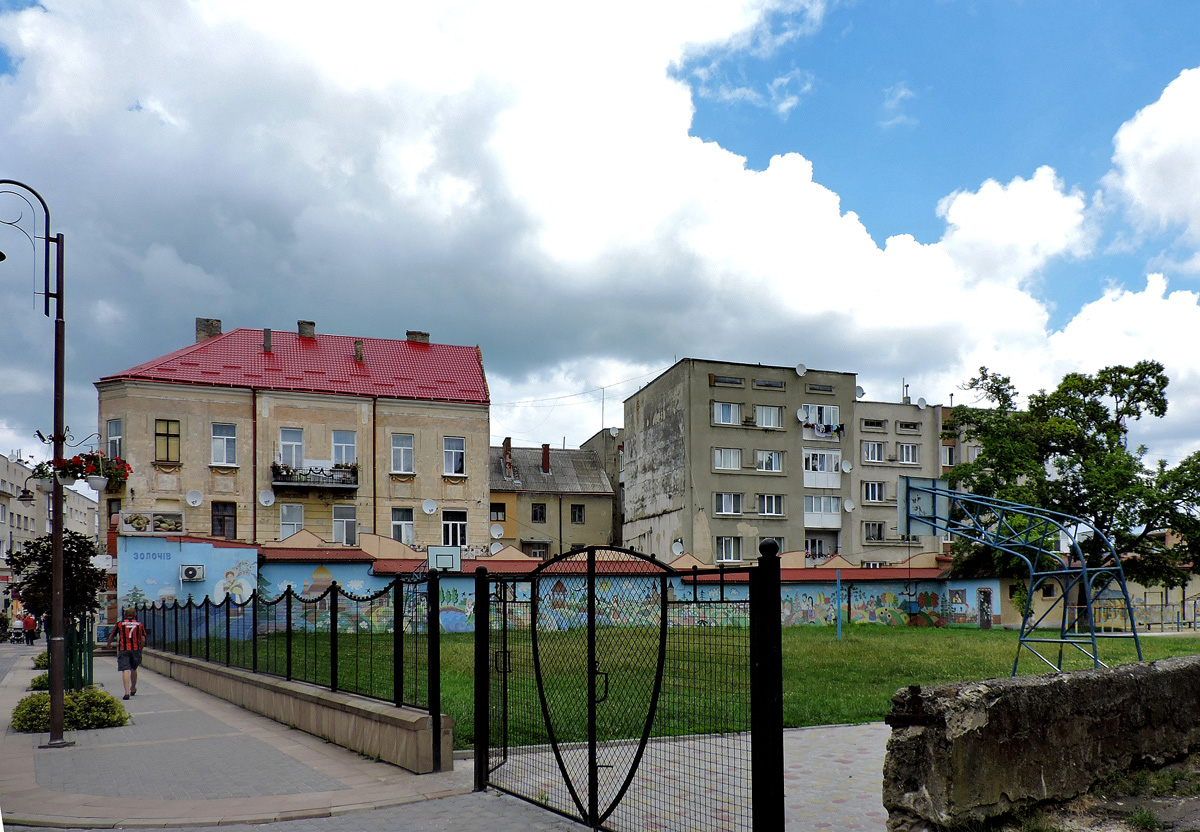 Золочев, Улица Маркияна Шашкевича, 1; Улица Репина, 2
