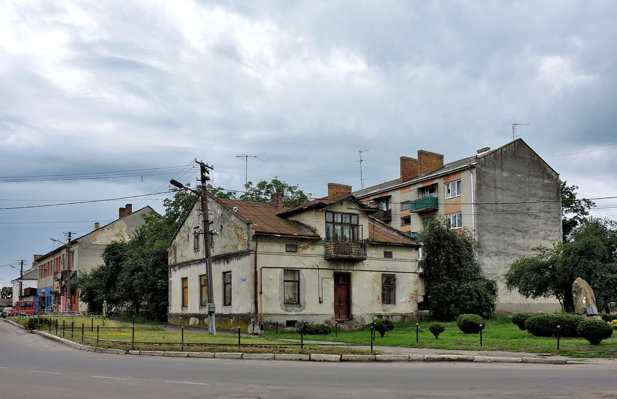 Каменка-Бугская, Улица Грушевского, 10; Улица Иоанна Павла II, 4; Улица Гаватовича, 7
