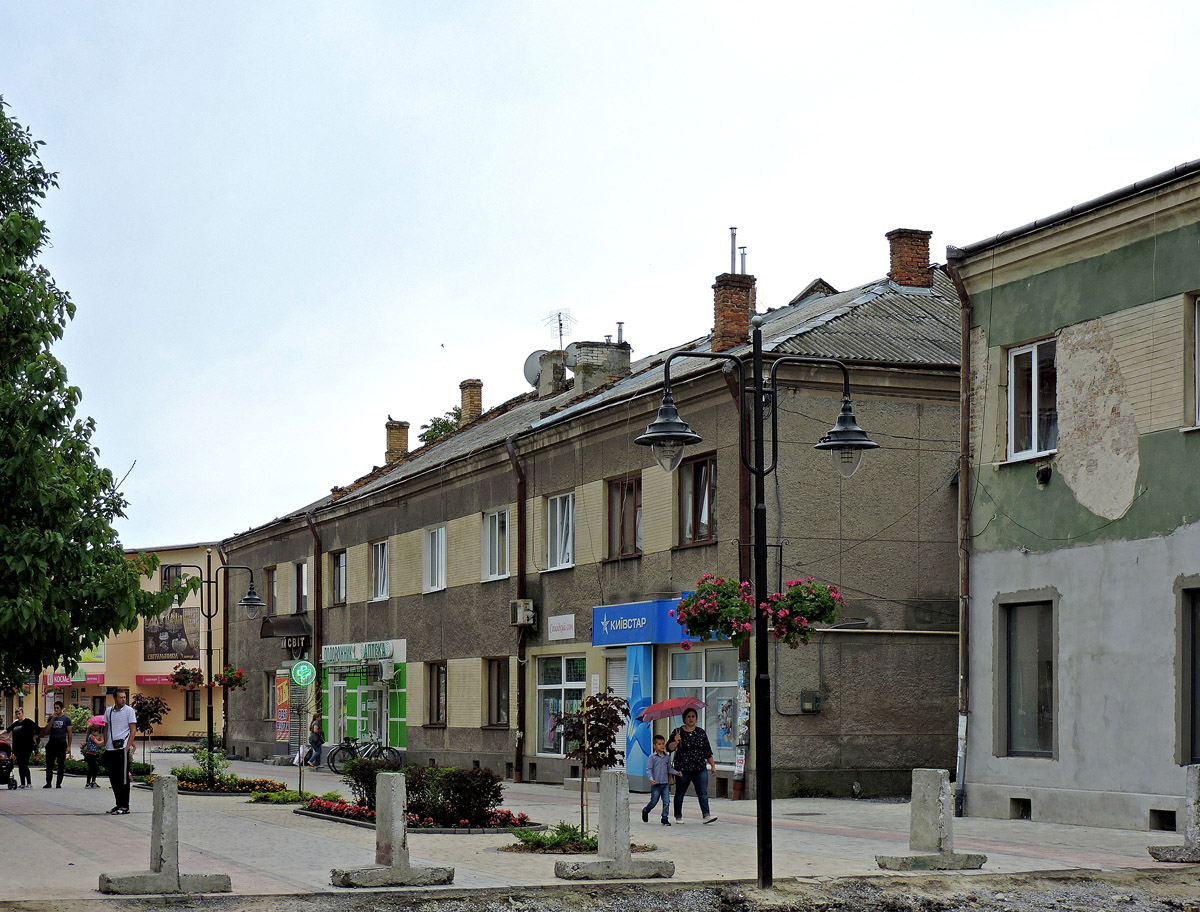 Каменка-Бугская, Улица Независимости, 65-69