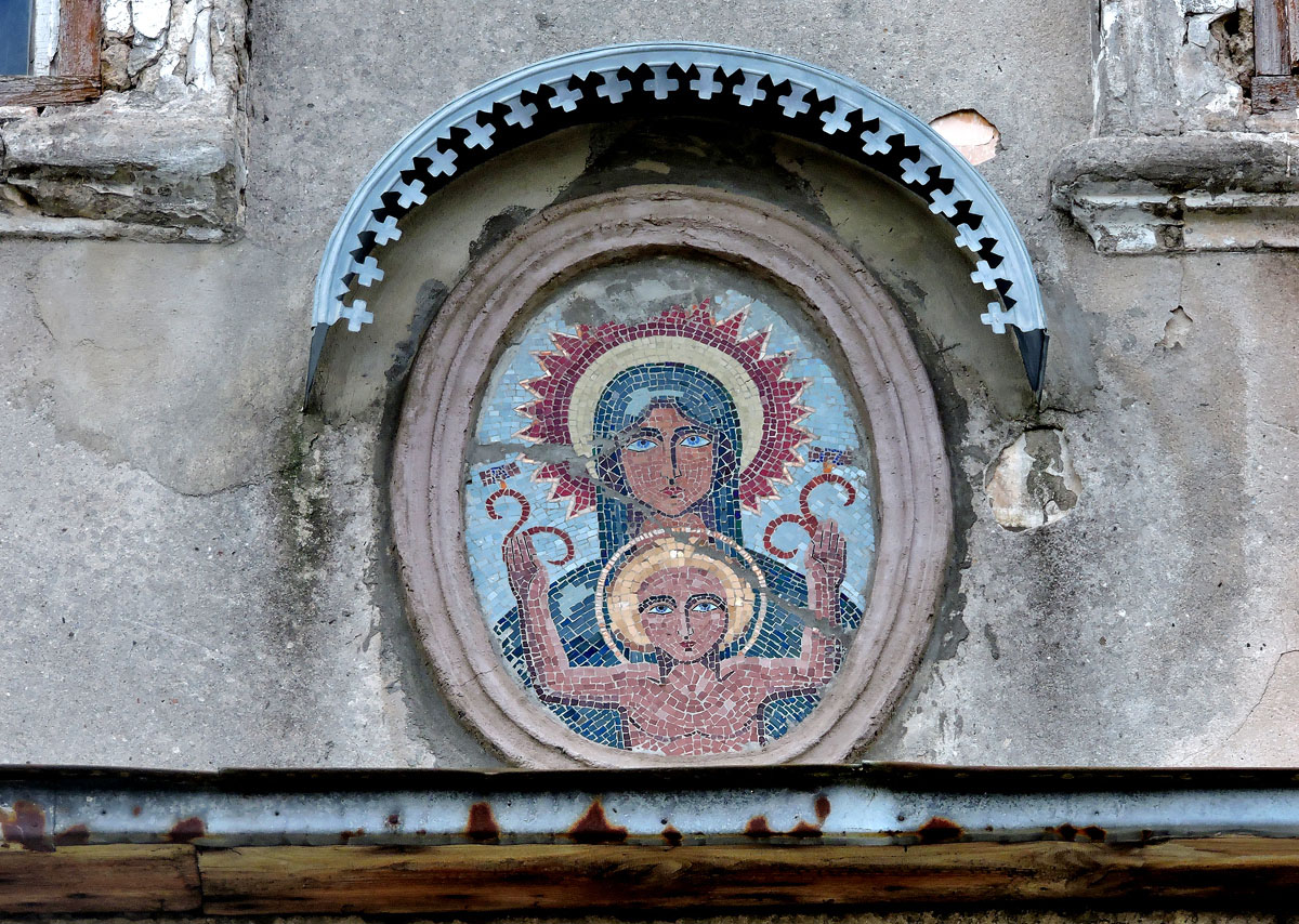 Золочев, Тернопольская улица, 4. Монументальное искусство (мозаики, росписи, барельефы, сграфито)