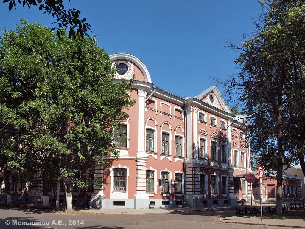 Ярославль, Площадь Челюскинцев, 12 / Революционная улица, 4