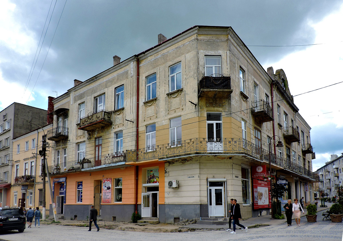 Золочев, Улица Маркияна Шашкевича, 1