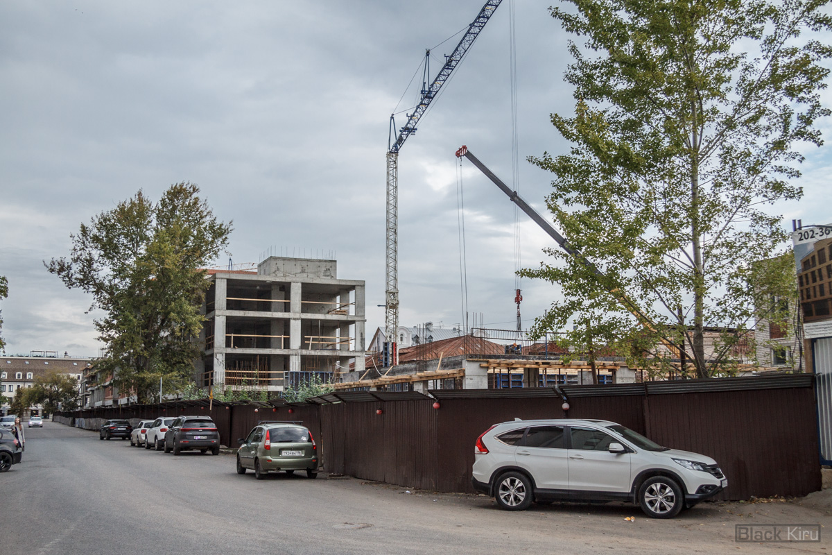 Казань, Улица Николая Столбова, 1 / Улица Галиаскара Камала, 3