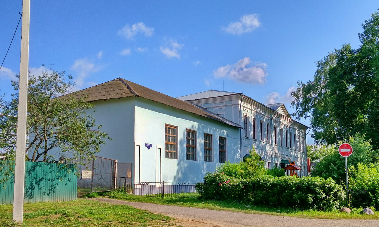 Петровское, Советская площадь, 3