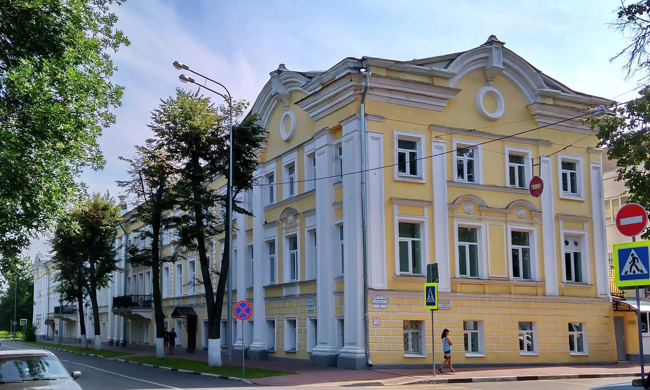 Yaroslavl, Площадь Челюскинцев, 11 / Революционная улица, 5