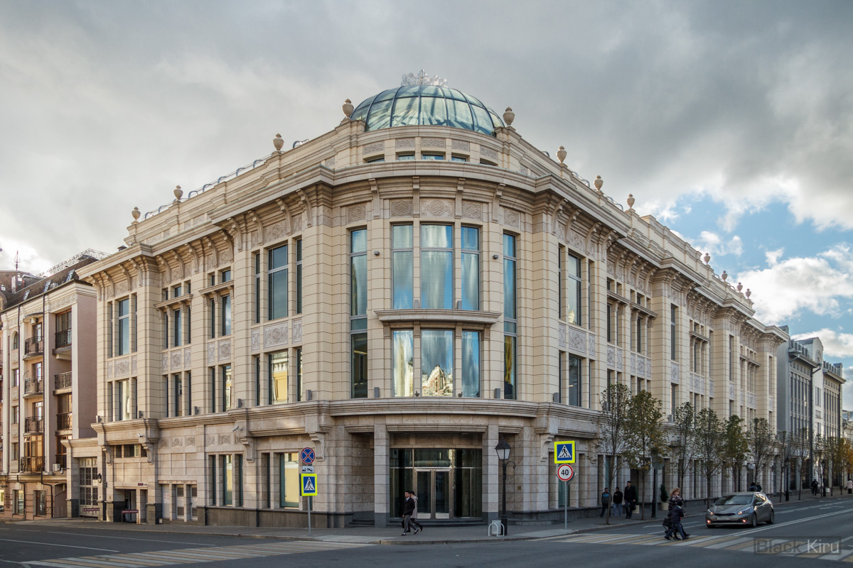 Казань, Кремлёвская улица, 10 / Улица Кави Наджми, 15