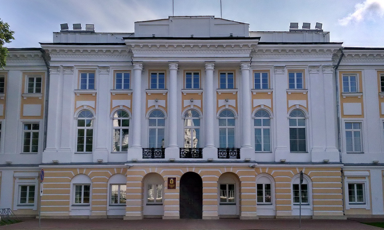 Ярославль, Советская площадь, 1 / Площадь Челюскинцев, 19