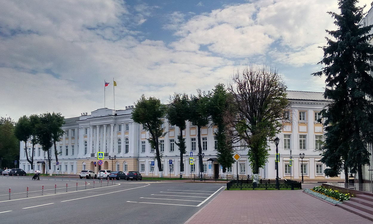 Ярославль, Советская площадь, 1 / Площадь Челюскинцев, 19