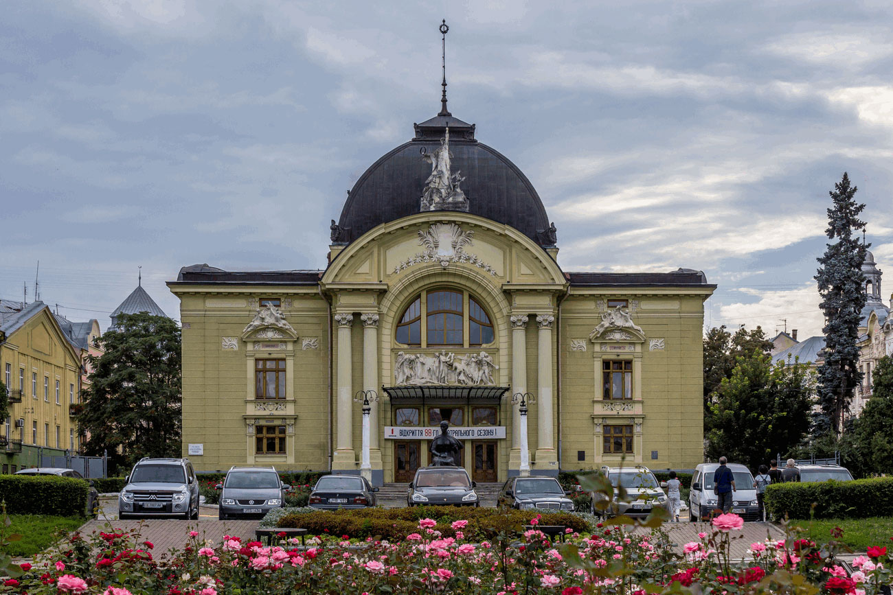Черновцы, Театральная площадь, 1