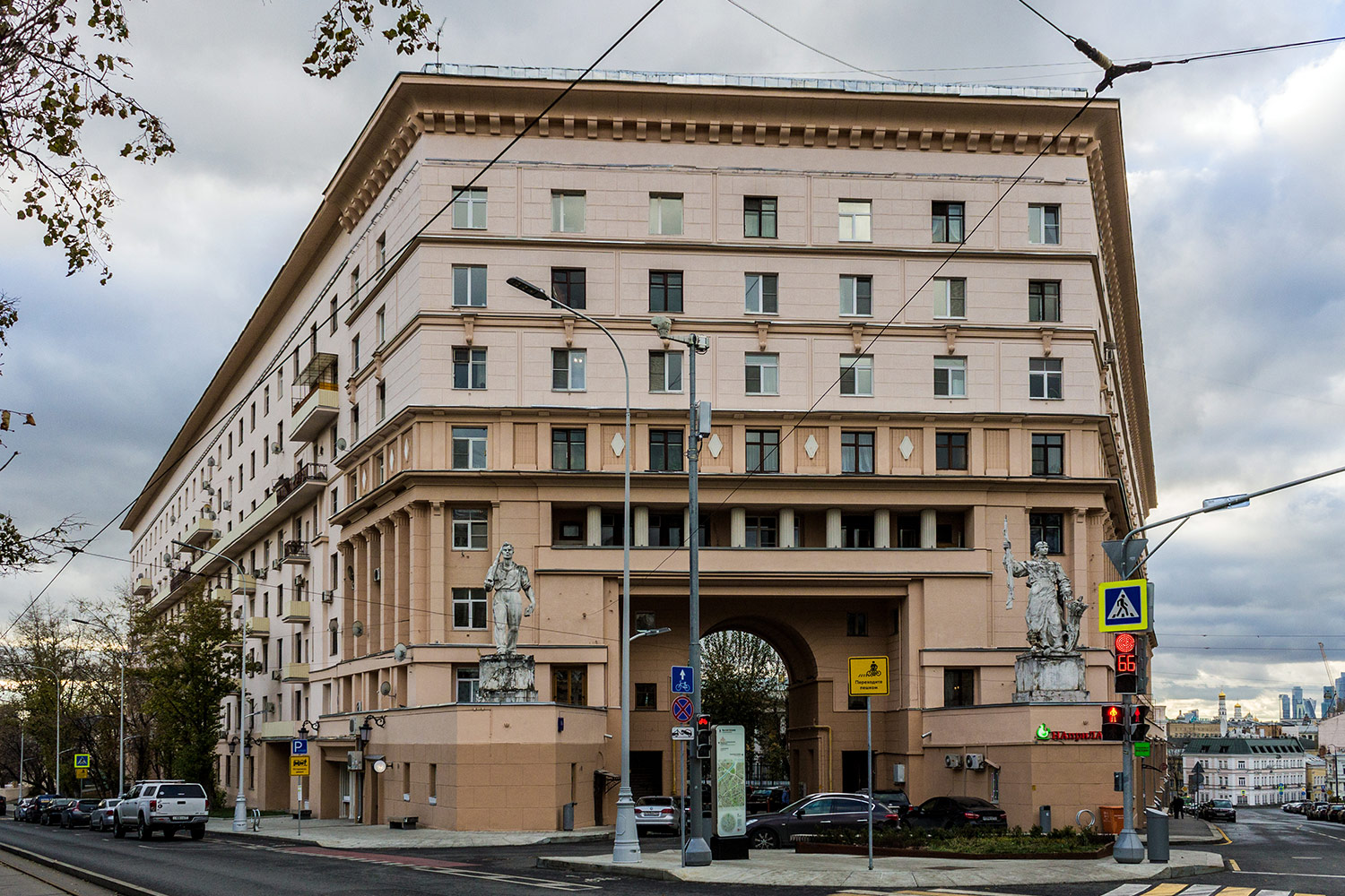 Москва, Подколокольный переулок, 16 / Яузский бульвар, 2 стр. 2; Подколокольный переулок, 16 / Яузский бульвар, 2 стр. 1