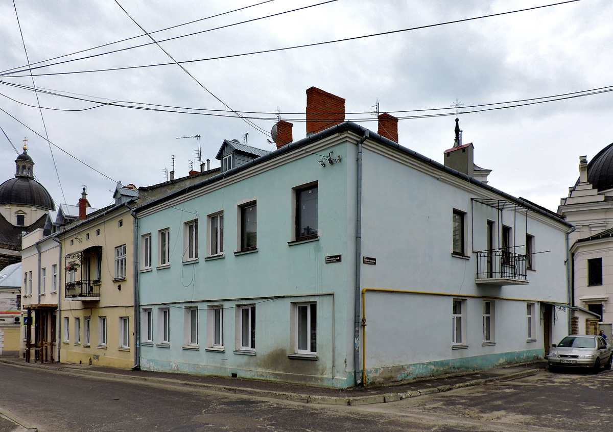 Жолква, Винниковская улица, 5 / Улица Крипьякевича, 7; Улица Василианская, 2