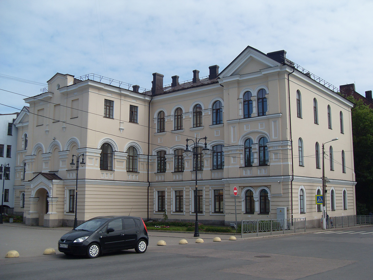 Vyborg, Выборгская улица, 34 / улица П. Ф. Ладанова, 3