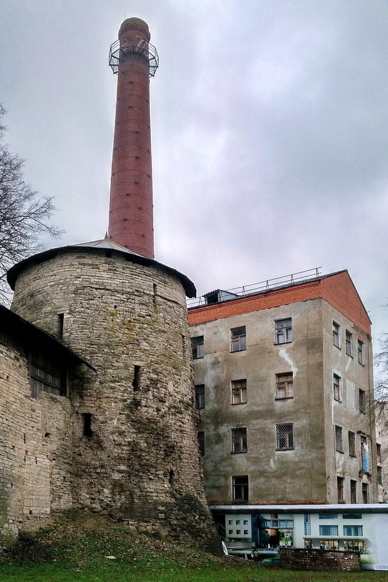 Псков, Набережная реки Великой, Мстиславская башня; Советская улица, 29