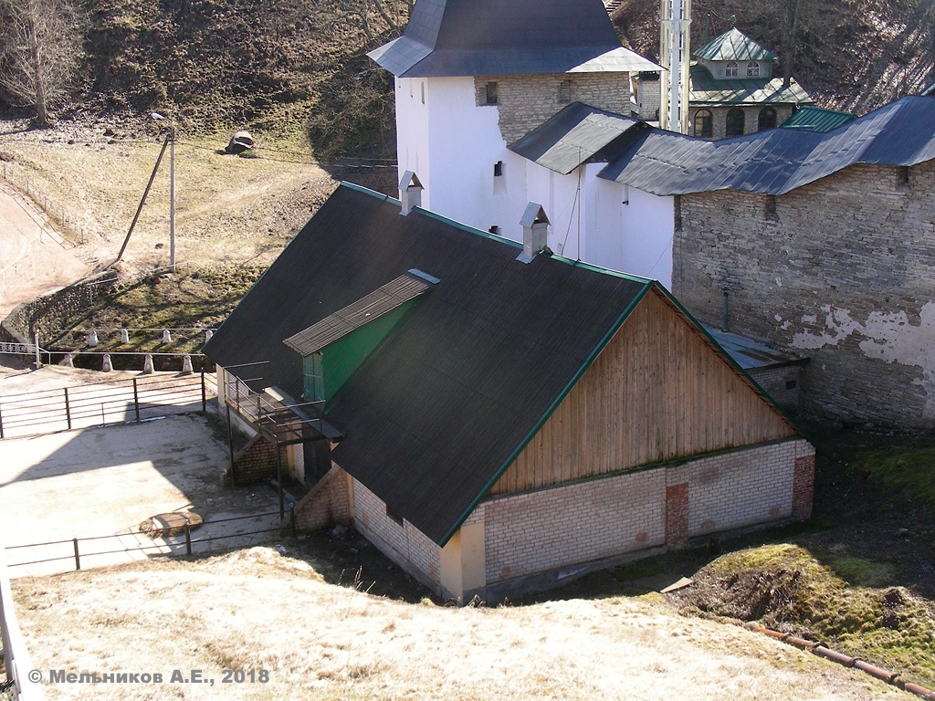 Печоры, Международная улица, 5 (коровник)