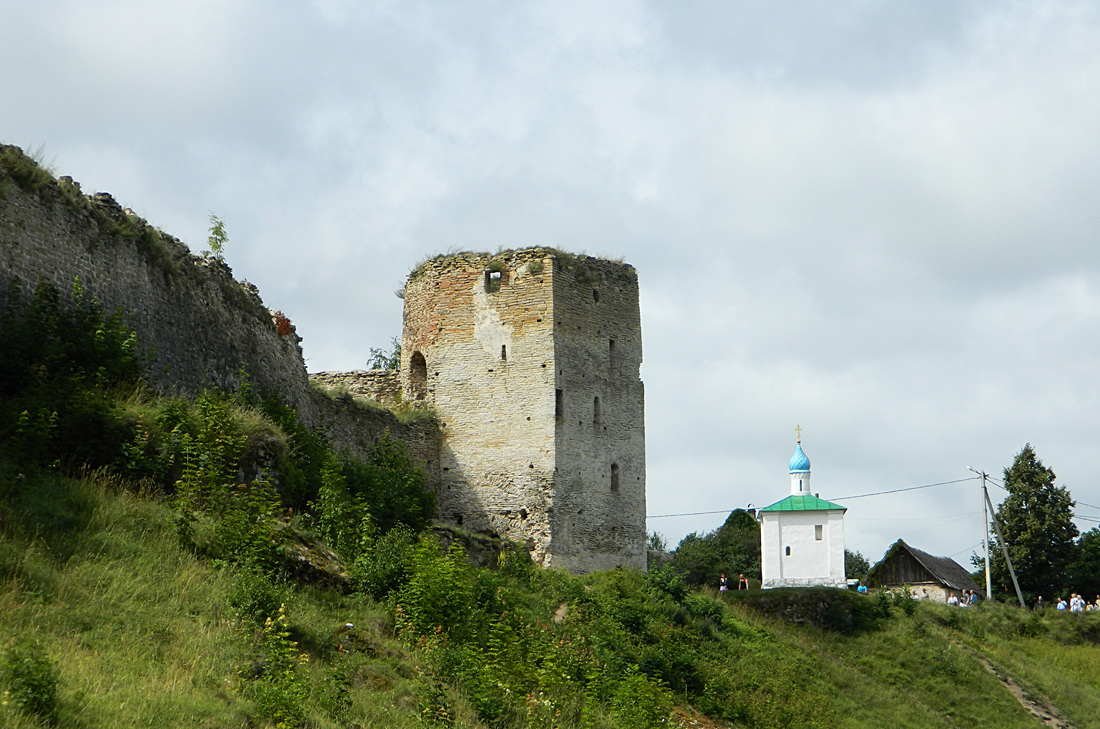 Izborsk, Московская улица, Талавская башня; Одесская улица, 7/1