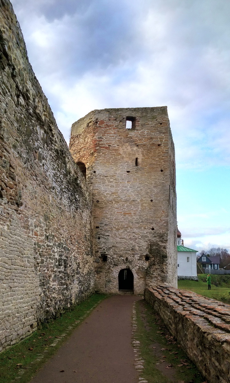 Izborsk, Московская улица, Талавская башня