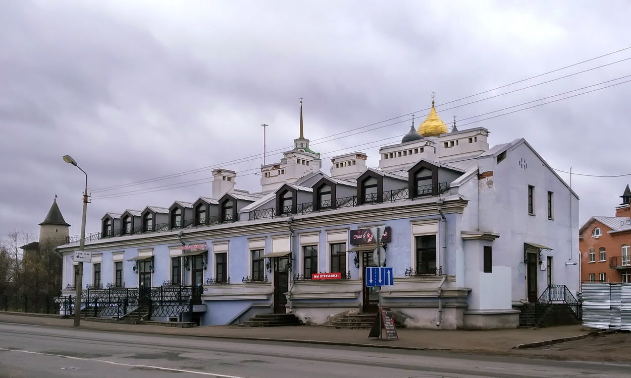 Псков, Советская набережная, 1 / Улица Леона Поземского, 2