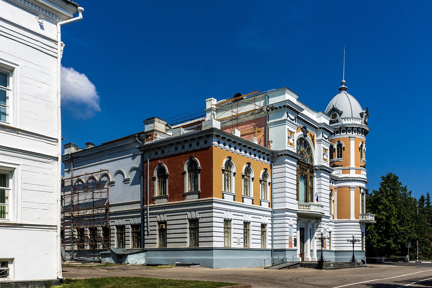 Ульяновск, Бульвар Новый Венец, 3 / Переулок Карамзина, 4