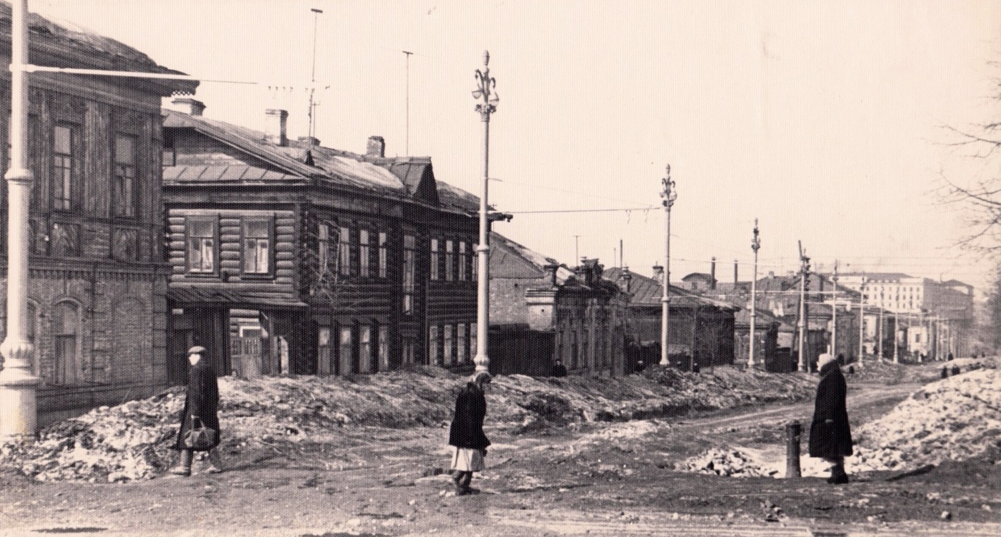 Perm, Монастырская улица, 12 / Комсомольский проспект, 1