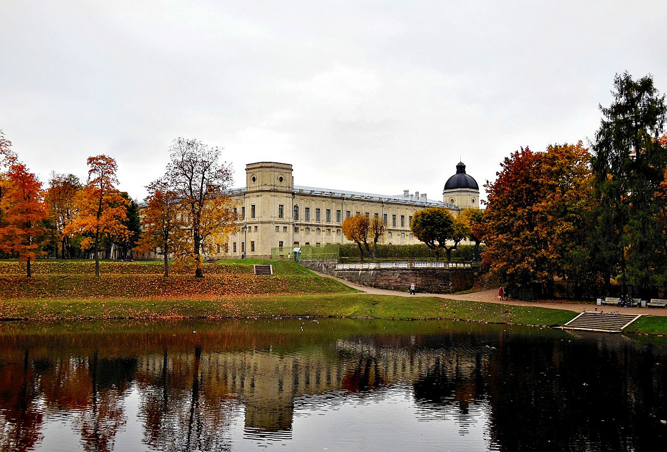 Гатчина, Красноармейский проспект, 1