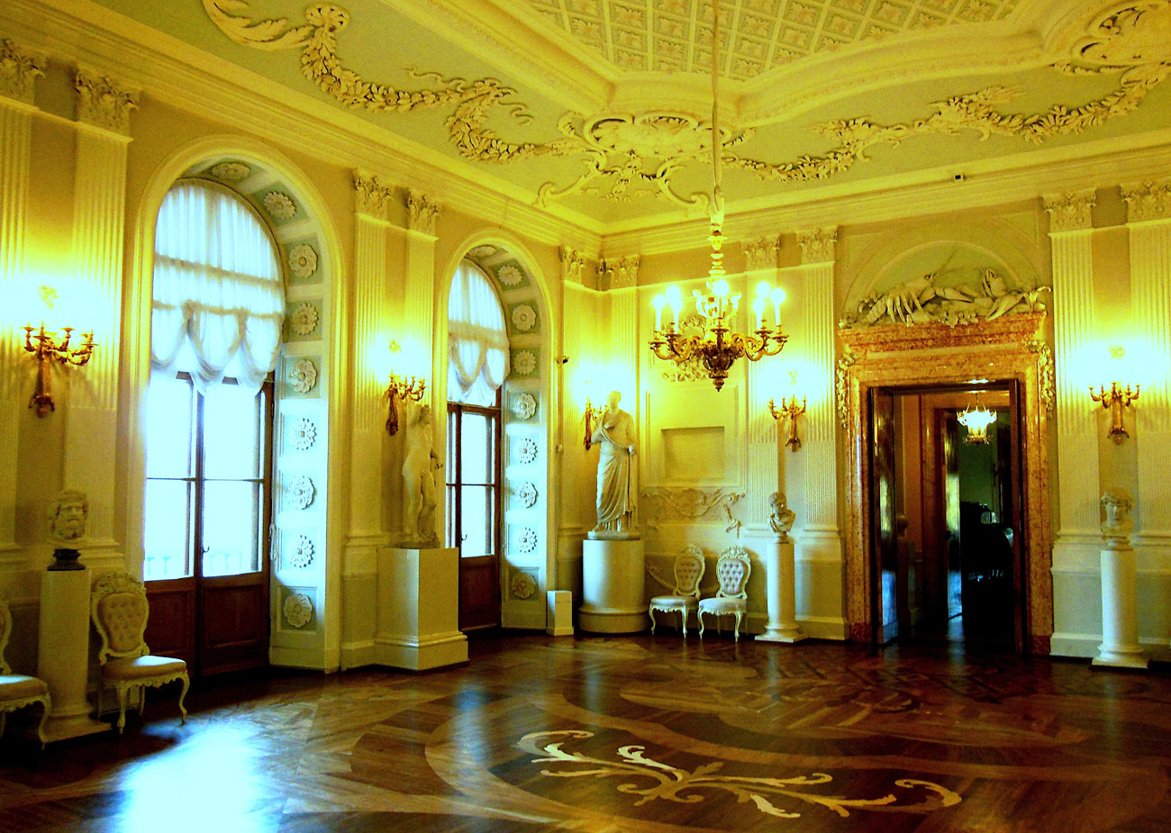Гатчина, Красноармейский проспект, 1
