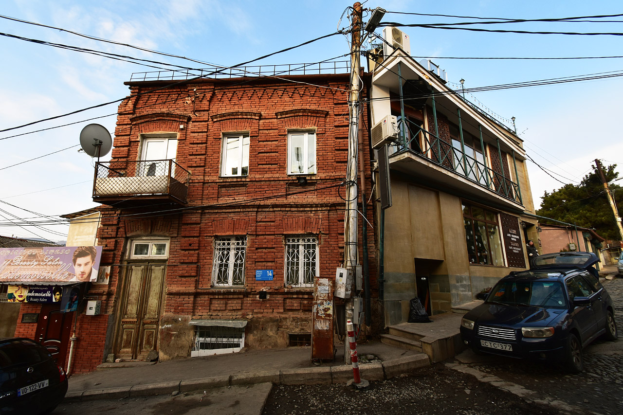 Тбилиси, Улица Константина Эристави, 14; Переулок Хивини, 2