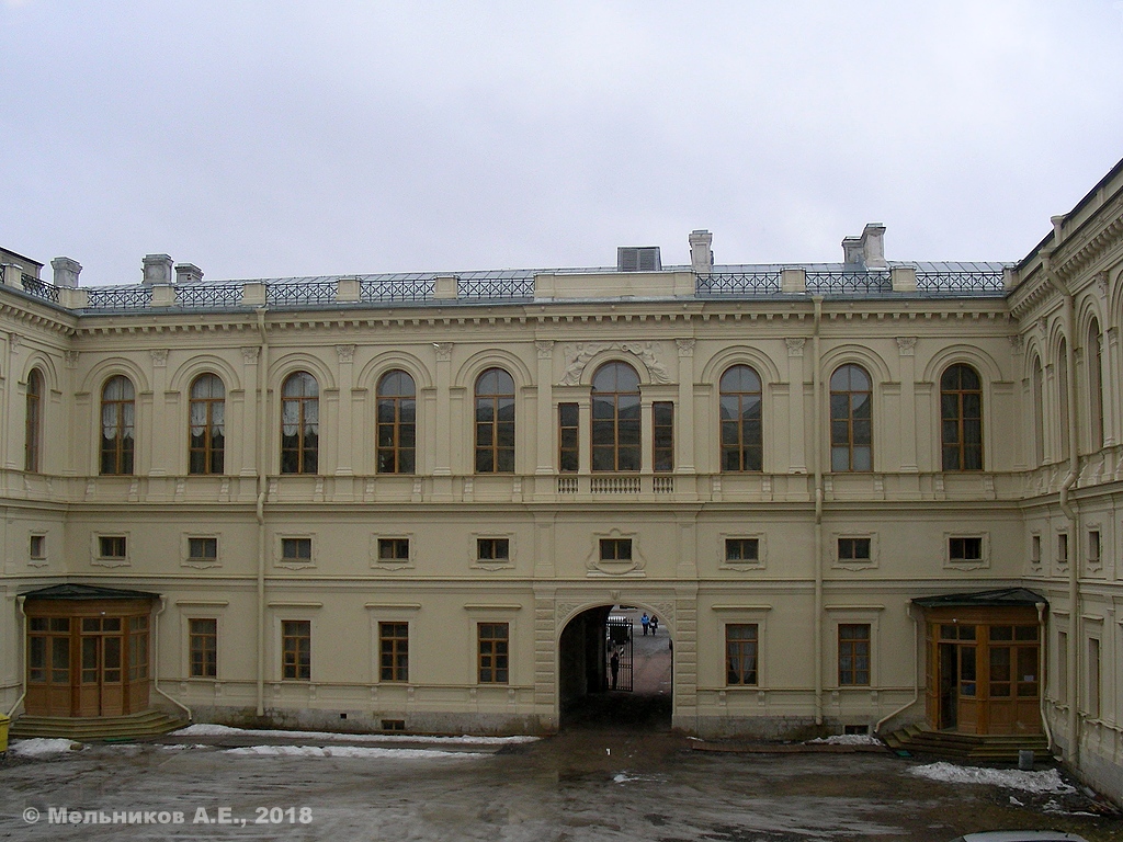 Гатчина, Красноармейский проспект, 1