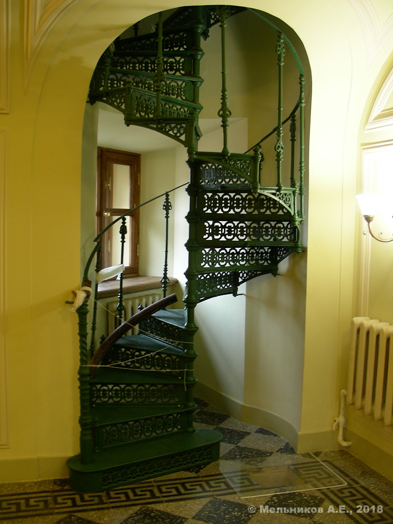 Гатчина, Красноармейский проспект, 1. Декор из литого чугуна