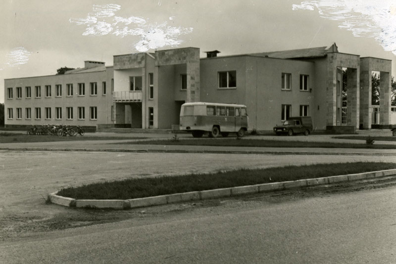 Lümanda, Keskusehoone