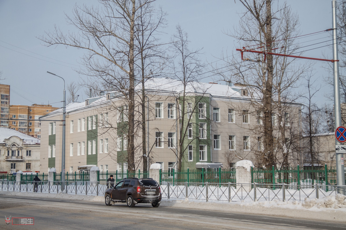 Казань, Улица Максимова, 34 / Ленинградская улица, 24 (поликлиника)