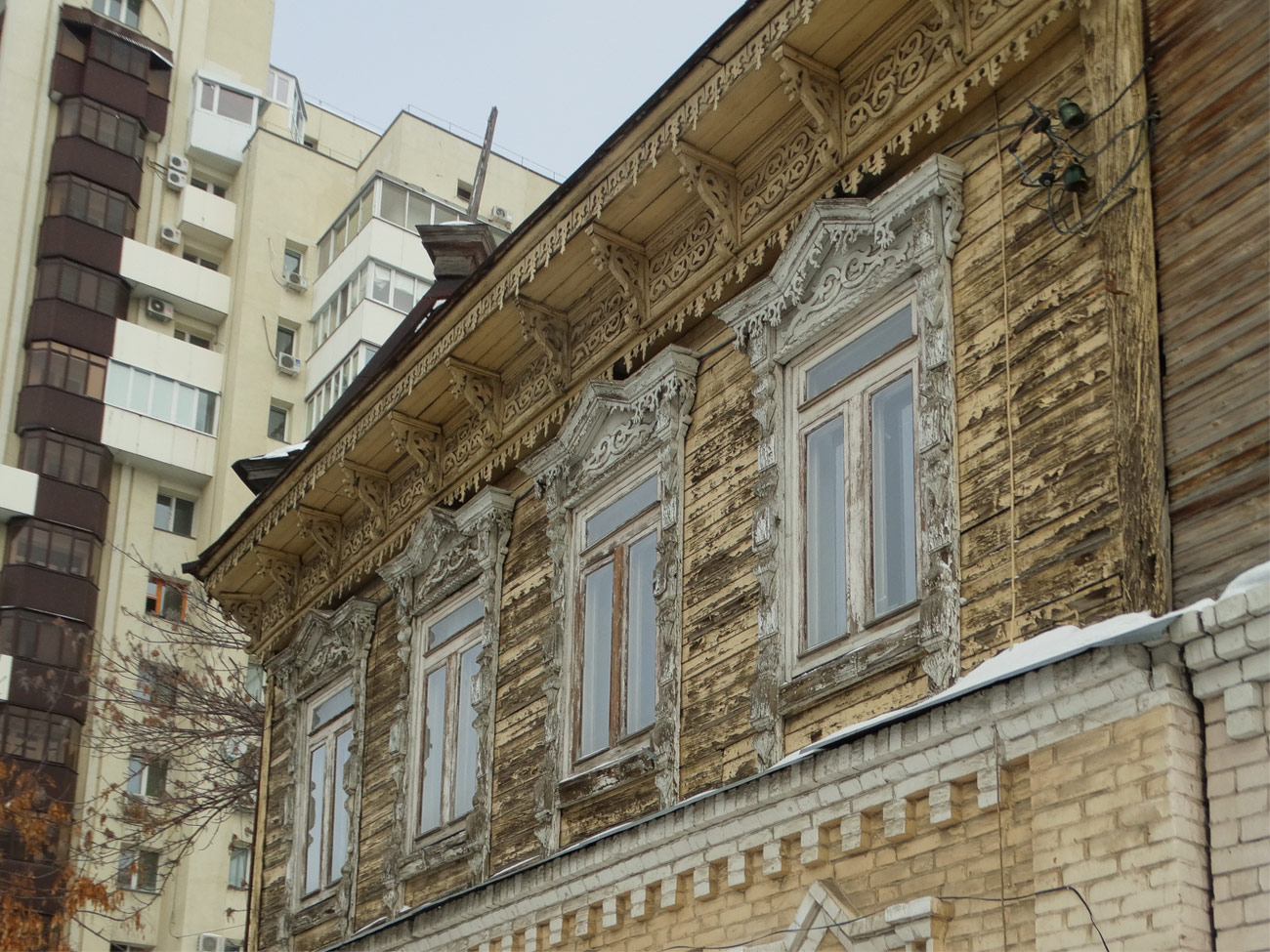 Самара, Арцыбушевская улица, 67 / Вилоновская улица, 88. Резные наличники. Резные орнаменты (кроме наличников)