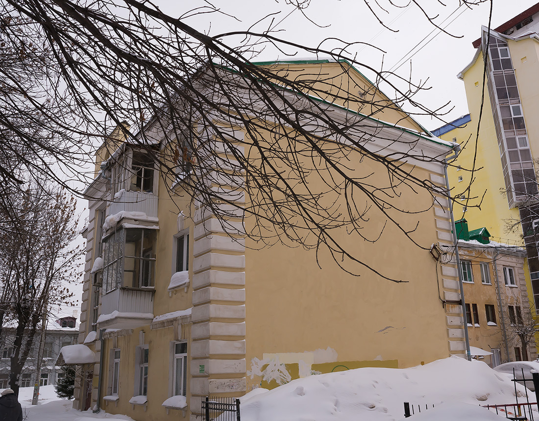 Уфа, Коммунистическая улица, 36 / Улица Аксакова, 61