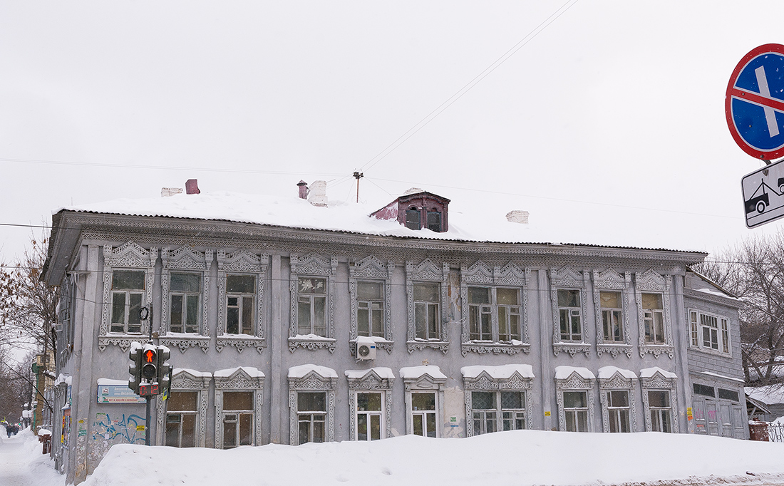 Уфа, Коммунистическая улица, 38 / Улица Аксакова, 46
