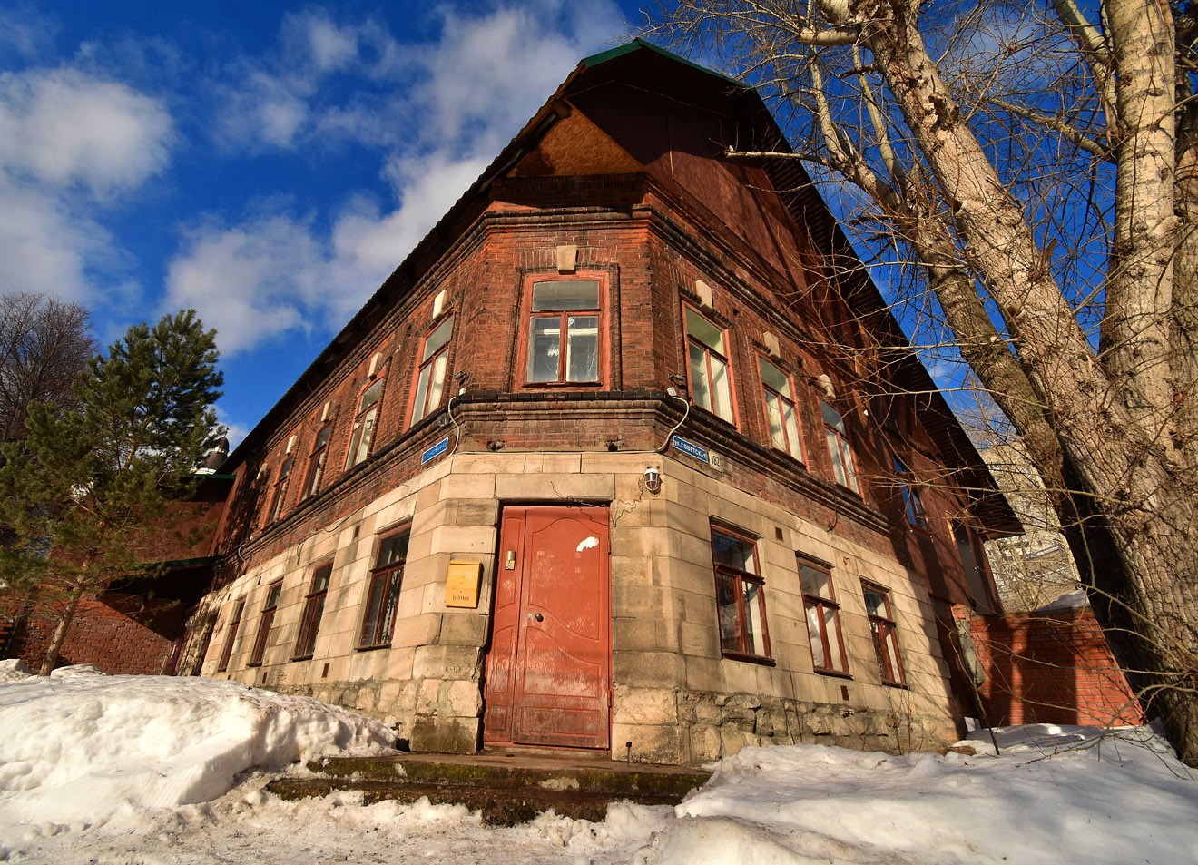Пермь, Улица Хохрякова, 15 / Советская улица, 182