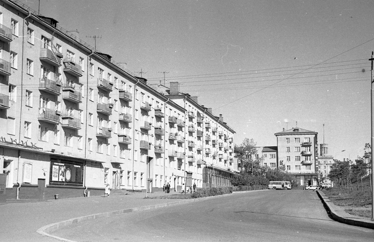 Омск, Ленинградская площадь, 1 / Улица Ленина, 42