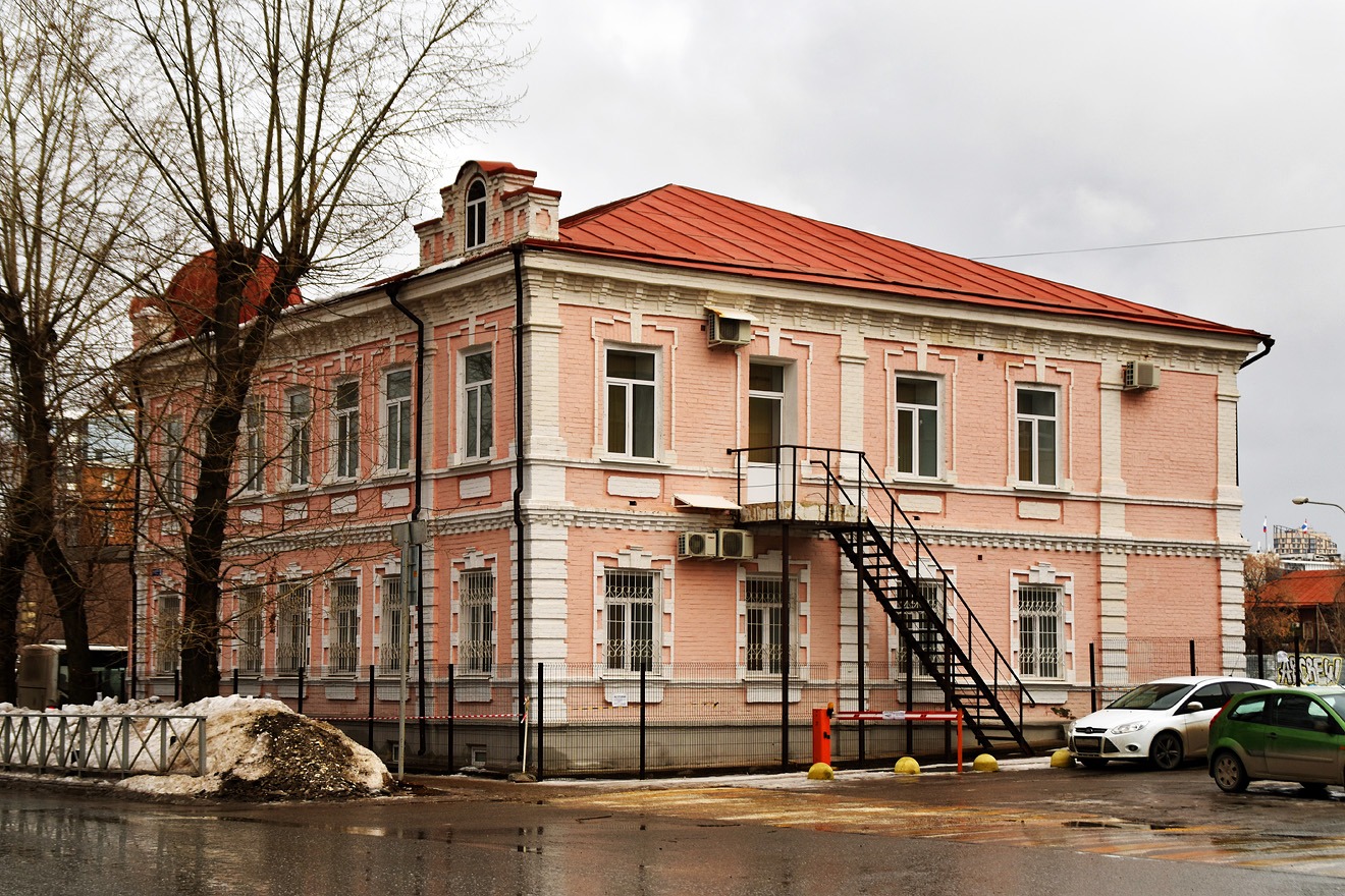 Пермь, Монастырская улица, 83 / улица Попова, 7