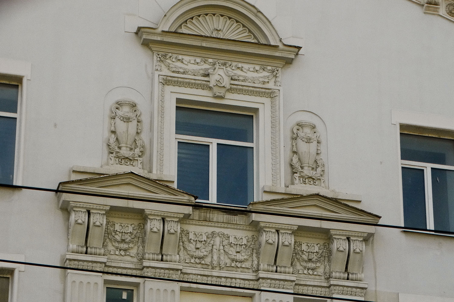Самара, Улица Льва Толстого, 59. Монументальное искусство (мозаики, росписи, барельефы, сграфито)