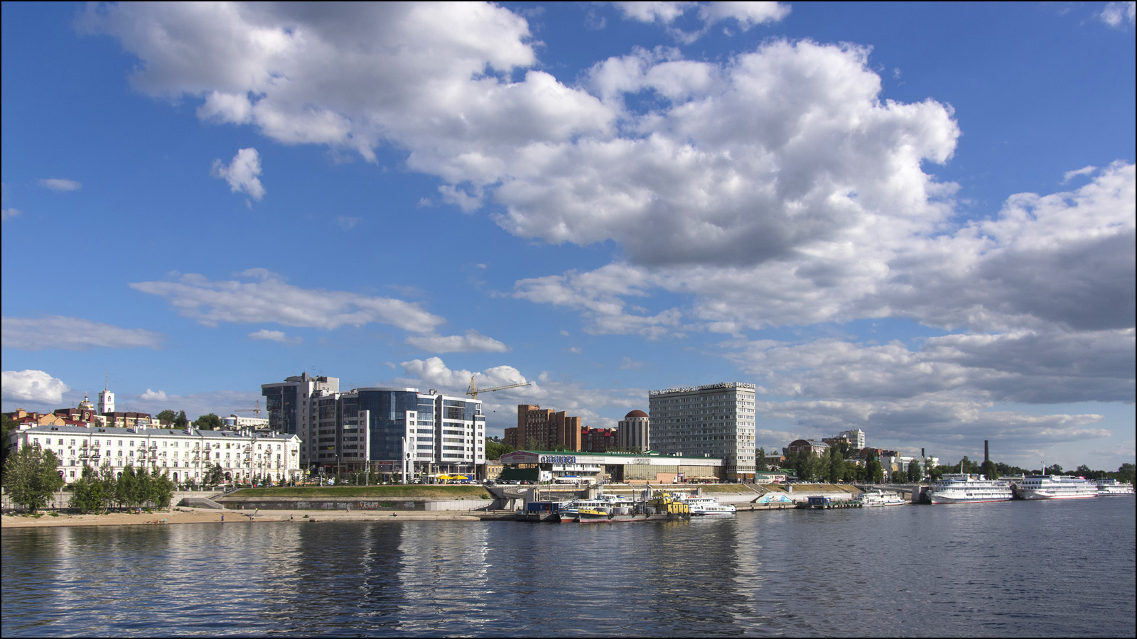 Samara, Улица Максима Горького, 103 / Улица Венцека, 2; Улица Максима Горького, 97 / Улица Венцека, 1; Улица Максима Горького, 82 (речной вокзал); Улица Максима Горького, 82 (гостиница). Samara — Panoramas