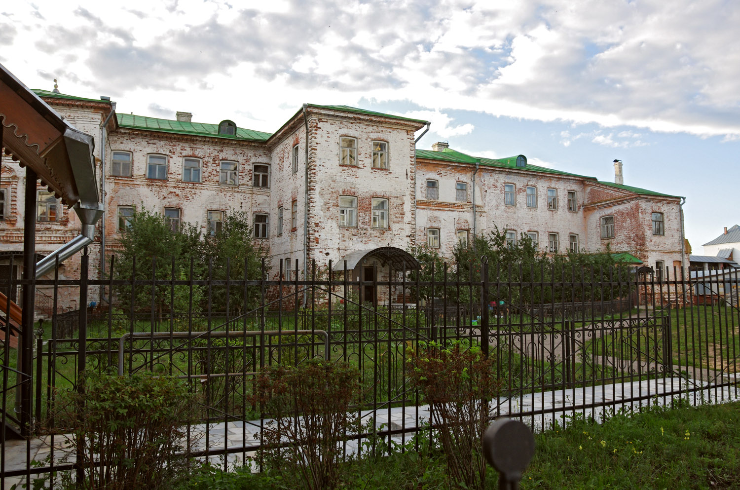 Лысковский район, прочие н.п., пос. Макарьево, улица Набережная, 1 (настоятельский корпус)