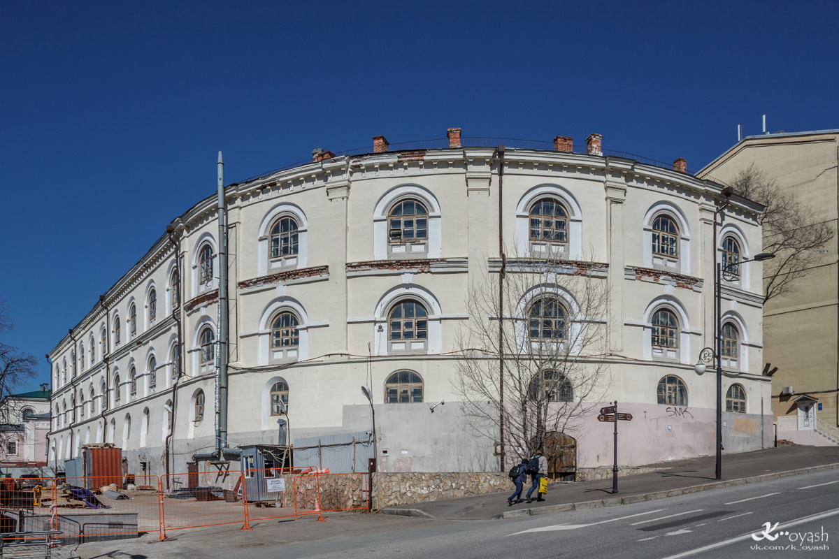 Казань, Кремлёвская улица, 2 / Улица Чернышевского, 6