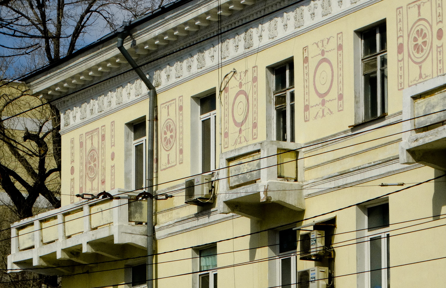 Samara, Улица Льва Толстого, 92 / Садовая улица, 119. Монументальное искусство (мозаики, росписи)